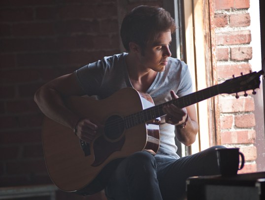Video >> Kris Allen Covers “Killing Me Softly” During ‘Out Alive Tour’