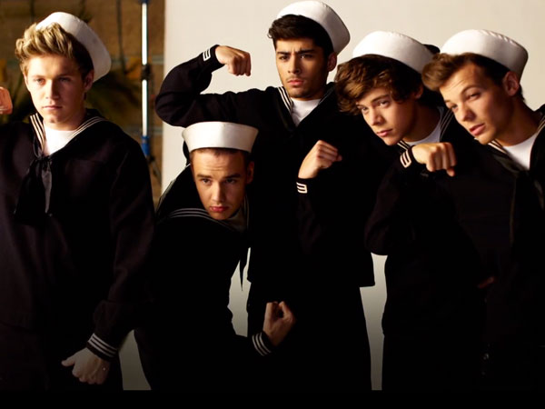Music Video >> One Direction – “Kiss You”